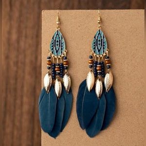 feather earrings / Aretes de pluma